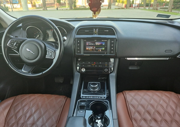 Jaguar F-Pace cena 84900 przebieg: 198600, rok produkcji 2016 z Jarosław małe 92
